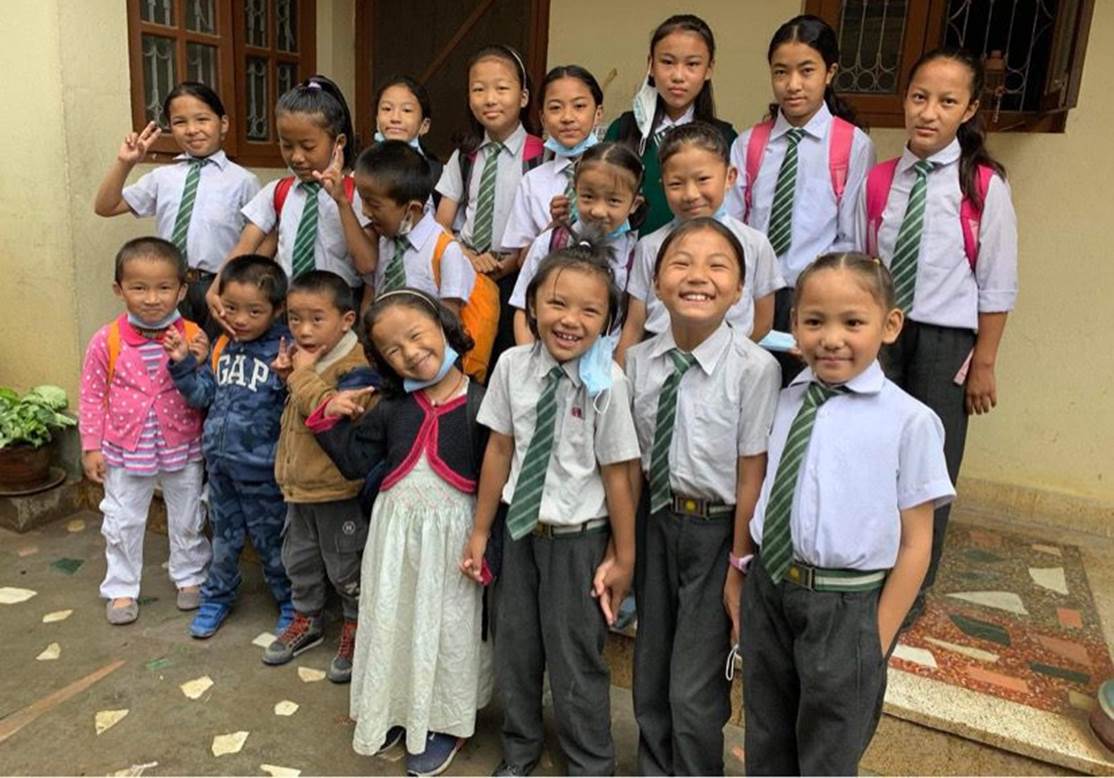 A group of children posing for a photo

Description automatically generated with medium confidence