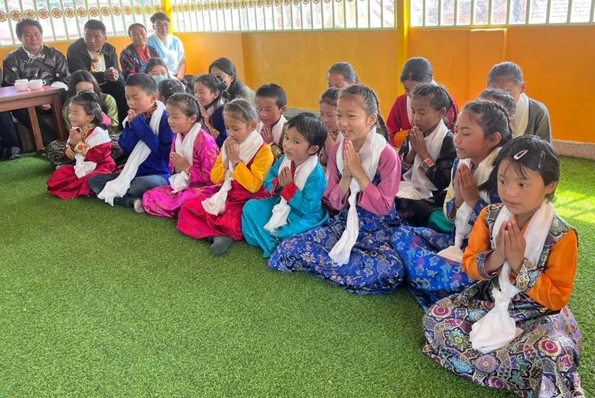 A group of children sitting on the ground

Description automatically generated with low confidence